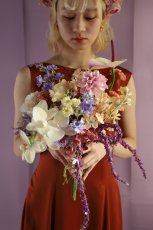 画像6: 個性を纏う花嫁へ｜パープル×アプリコットの流れるブーケb14 (6)