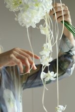 画像4: ホワイトヒヤシンスのクラッチブーケ｜流れるリボンが揺れるアーティフィシャルフラワーb6 (4)