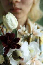 画像2: ホワイト×シックカラーの大人ブーケ｜チューリップとコスモスの上品クラッチb8 (2)