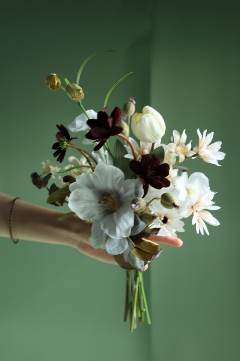 画像1: ホワイト×シックカラーの大人ブーケ｜チューリップとコスモスの上品クラッチb8 (1)