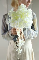 画像5: ホワイトヒヤシンスのクラッチブーケ｜流れるリボンが揺れるアーティフィシャルフラワーb6 (5)