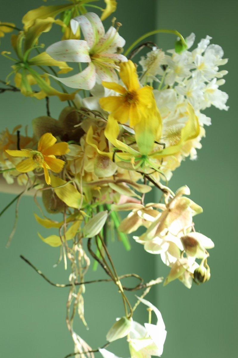 画像4: 凛と艶めく黄｜和装に映えるグロリオサブーケb10 (4)