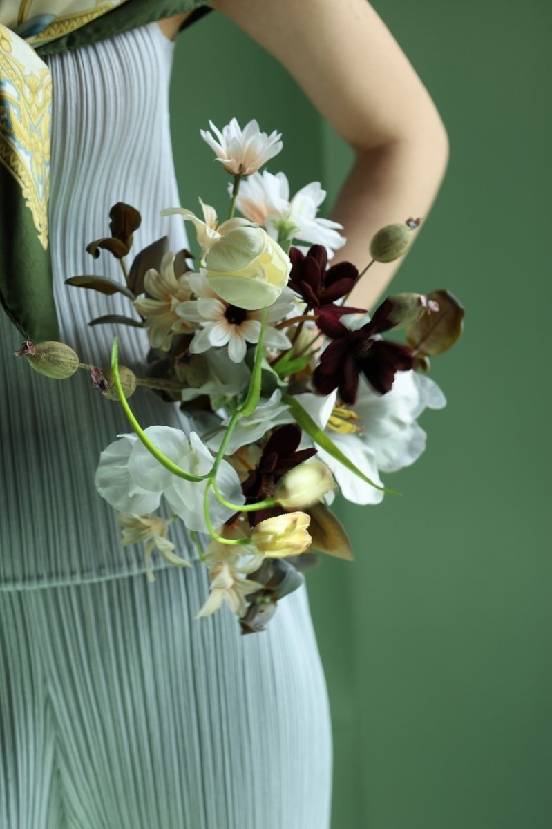 画像4: ホワイト×シックカラーの大人ブーケ｜チューリップとコスモスの上品クラッチb8 (4)