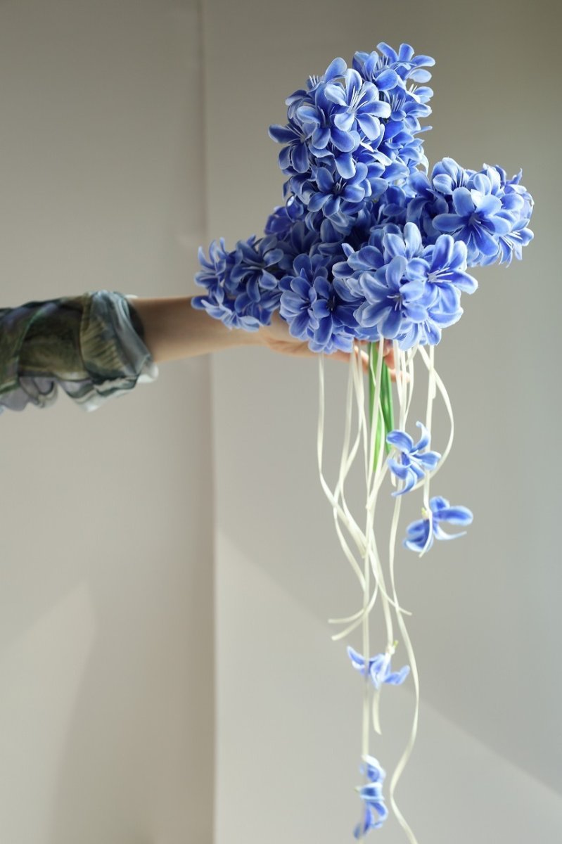 画像1: ブルーヒヤシンスのクラッチブーケ｜流れるリボンが揺れるアーティフィシャルフラワーb7 (1)
