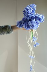 画像1: ブルーヒヤシンスのクラッチブーケ｜流れるリボンが揺れるアーティフィシャルフラワーb7 (1)
