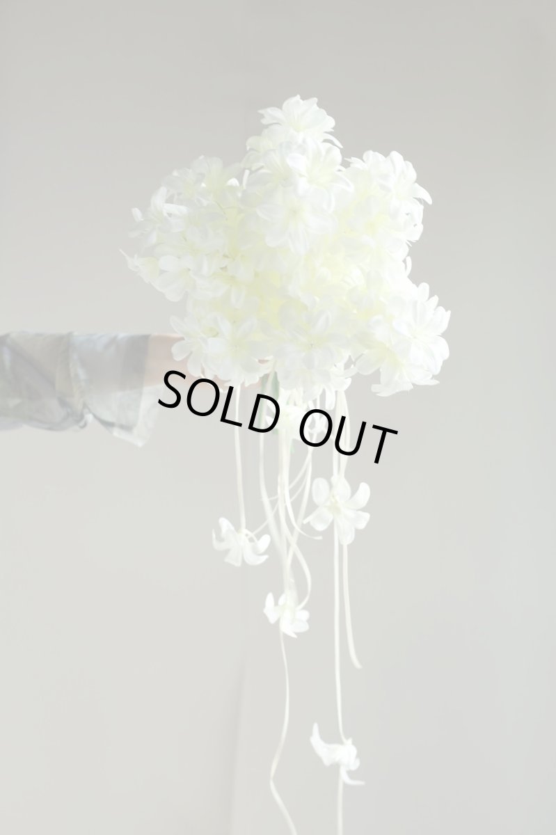 画像1: ホワイトヒヤシンスのクラッチブーケ｜流れるリボンが揺れるアーティフィシャルフラワーb6 (1)