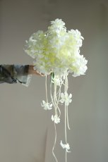 画像1: ホワイトヒヤシンスのクラッチブーケ｜流れるリボンが揺れるアーティフィシャルフラワーb6 (1)