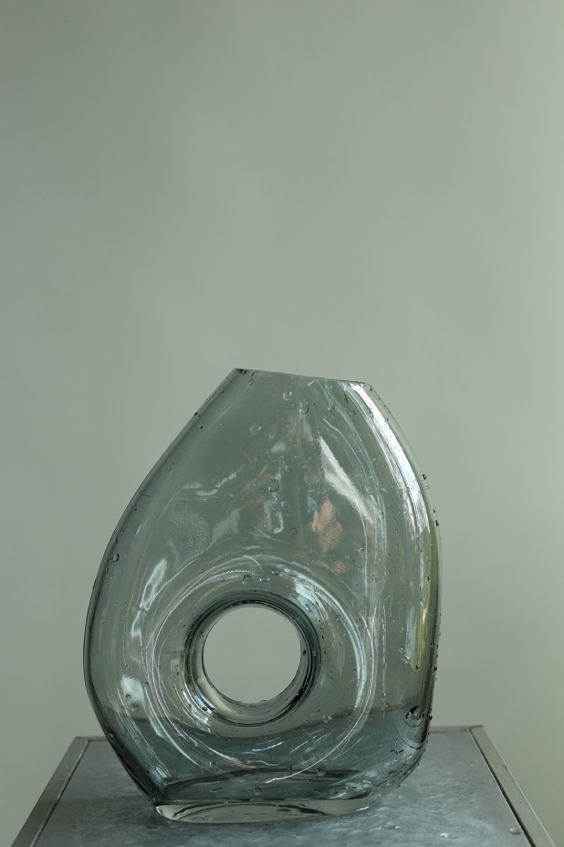 画像1: 意外と飾りやすい花瓶(グレイ) (1)