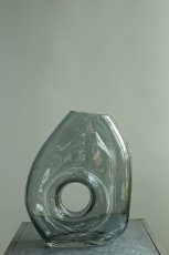 画像1: 意外と飾りやすい花瓶(グレイ) (1)