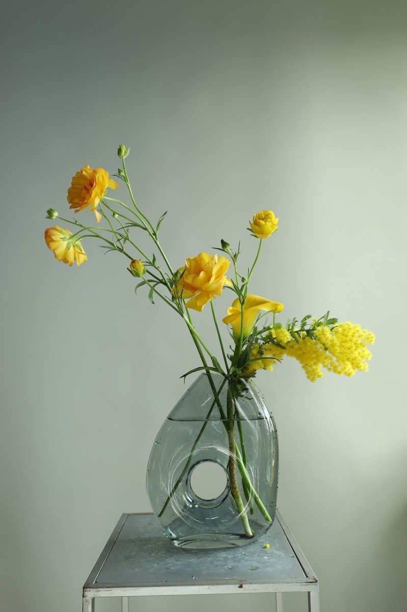 画像2: 意外と飾りやすい花瓶(グレイ) (2)