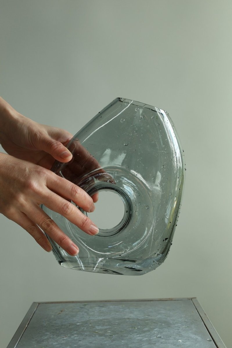 画像3: 意外と飾りやすい花瓶(グレイ) (3)