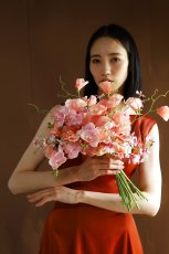 画像2: スイトピーと胡蝶蘭のコーラルピンクニュアンスブーケ・51 (2)