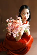 画像4: スイトピーと胡蝶蘭のコーラルピンクニュアンスブーケ・51 (4)
