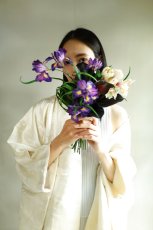 画像2: アイリスとブラックカラーのモダンエッジブーケ・60 (2)