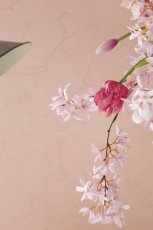 画像4: しなやかに流れるピンクオーキッドとチューリップのウエディングブーケ・67 (4)