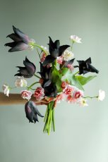 画像1: ブラックチューリップとピンクガーデンのブーケ・72 (1)